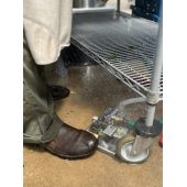 Stand de lavage avec p&eacute;dale