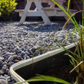 Bande de protection pour bordure &agrave; gazon m&eacute;tal