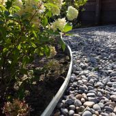 Bande de protection pour bordure &agrave; gazon m&eacute;tal